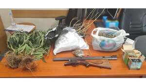 Με χειροπέδες 38χρονος μετά την έρευνα στο σπίτι του