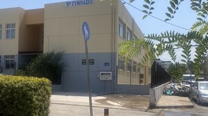 "Τρέχουν νερά από την ταράτσα του 3ου Γυμνασίου, θα ενδιαφερθεί κανείς;"