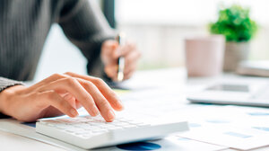 Στο μικροσκόπιο της εφορίας επιστροφές φόρου εισοδήματος και ΦΠΑ