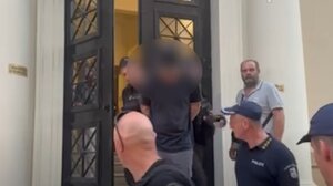 Πάτρα: «Μπράβο, λεβέντη μου» -Χειροκροτήματα για τον 25χρονο που κατηγορείται για τη φωτιά στο Γηροκομείο