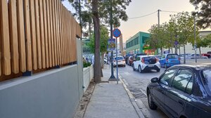 Αδιάβατα πεζοδρόμια στην οδό Λευκωσίας