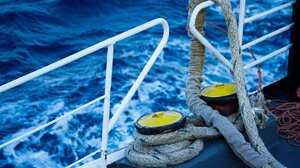 Η μηχανική βλάβη "κράτησε" για λίγο το πλοίο στη στεριά