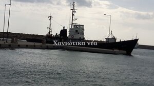 Χανιά: Αποµάκρυνση σκάφους από την Παλαιόχωρα μετά από 9 χρόνια