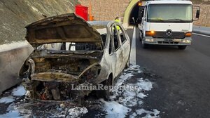 Φθιώτιδα: Λαμπάδιασε αυτοκίνητο εν κινήσει 