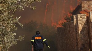 Φωτιά στην Κερατέα: Εκκενώνεται το Γηροκομείο στην Παλαιά Φώκαια