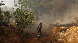 Πυρκαγιά στην Κερατέα: Αστυνομικοί απομακρύνουν κατοίκους που αρνούνταν να φύγουν