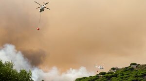 Πυρκαγιά στην Ισπανία: Εσπευσμένες απομακρύνσεις σε ξενοδοχεία και κατασκηνώσεις