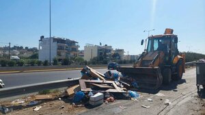 Ηράκλειο: Τσαπάκια και φορτηγά ρίχτηκαν στη μάχη με τα σκουπίδια