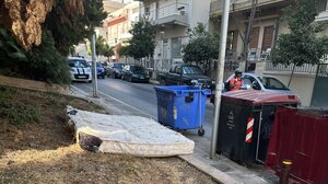  "Το στρώμα είναι παρατημένο στον κήπο πολυκατοικίας"