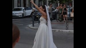 Νύφη σταμάτησε λεωφορείο του ΟΑΣΘ για να χορέψει - Το βίντεο που προκάλεσε αντιδράσεις στο TikTok