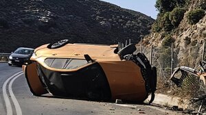 Τροχαίο με ανατροπή αυτοκινήτου - "Άγιο" είχαν οι επιβαίνοντες