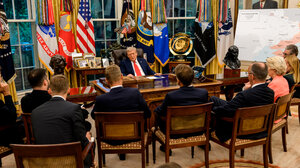 Λευκός Οίκος: Οι φωτογραφίες του Τραμπ και των Ευρωπαίων ηγετών από το Οβάλ Γραφείο - «Σαν δάσκαλος με τους μαθητές του» σχολιάζουν