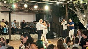 Ο συγκινητικός χορός του Λάμπρου Βαμβακά με την κόρη του, λίγο πριν ντυθεί νυφούλα