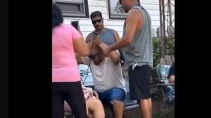 Ολόκληρη οικογένεια ξυρίζει το κεφάλι για να στηρίξει γυναίκα με καρκίνο: "Κανείς δεν παλεύει μόνος"