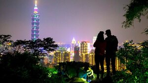 Κίνα: Ο “νυχτερινός τουρισμός” αναδύεται στις αρχαίες πόλεις και στα ορεινά πάρκα