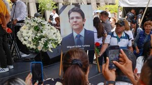 Κολομβία: Χιλιάδες πολίτες απέτισαν ύστατο φόρο τιμής στον δολοφονημένο γερουσιαστή Ουρίμπε