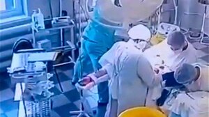 Γιατροί συνεχίζουν χειρουργείο στην διάρκεια του 8.7 σεισμού στην Ρωσία