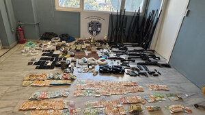 Εγκληματική οργάνωση: Ένα ολόκληρο δωμάτιο γεμάτο ναρκωτικά, χρήματα και όπλα