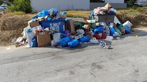 Η "χωματερή σε κάθε γειτονιά" και οι σχάρες ομβρίων υδάτων στο πάρκο Ερυθραίας