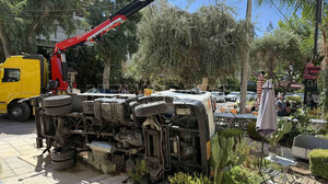 Γλυφάδα: Γερανοφόρο όχημα κατέληξε μέσα σε μαγαζί