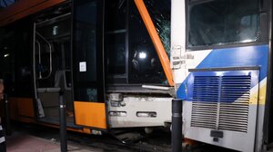 Πειραιάς: Λεωφορείο συγκρούστηκε με τραμ – 30 επιβάτες τραυματίστηκαν