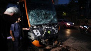 Πειραιάς: Η ανακοίνωση του ΕΚΑΒ για το τροχαίο τραμ-λεωφορείου - Πόσοι είναι οι τραυματίες