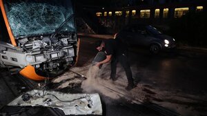 Πειραιάς: Βρήκε λιπόθυμο τον οδηγό του τραμ - Νέα στοιχεία για το σοβαρό τροχαίο με το λεωφορείο