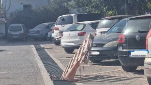 "Υποχώρησε η σχάρα στο πάρκινγκ, έβαλαν μία πρόχειρη σήμανση"