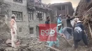 «Ο θάνατος μπήκε σε κάθε σπίτι»: Εικόνες απόλυτης καταστροφής στο Αφγανιστάν, σκάβουν με τα χέρια για επιζώντες