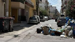 Ξεχείλισαν οι κάδοι, έφτασαν τα σκουπίδια μέχρι τη μέση του οδοστρώματος!