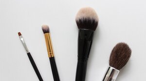 Οι λόγοι που το μακιγιάζ σας δεν στρώνει σωστά και μοιάζει να ξεφλουδίζει