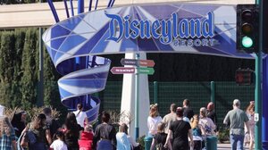 Εμφάνιση - έκπληξη του Χάρι και της Μέγκαν στο ντοκιμαντέρ για τα 70 χρόνια της Disneyland