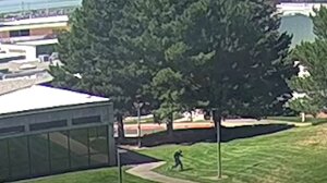 Δολοφονία του Τσάρλι Κερκ: Το FBI δίνει στη δημοσιότητα νέο βίντεο με τον ύποπτο στη στέγη κτιρίου