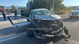 Τροχαίο δυστύχημα στο Λιανοκλάδι - ΙΧ "καρφώθηκε" σε νταλίκα