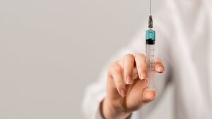 Μετά τον Ρόμπερτ Κένεντι τώρα και η κυριότερη υπηρεσία δημόσιας υγείας των ΗΠΑ διαδίδει ψευδή θεωρία για τα εμβόλια