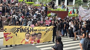 Φοιτητές του Πανεπιστημίου των Φιλιππίνων διαμαρτύρονται για περικοπές στον προϋπολογισμό