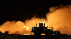 Μαίνεται η φωτιά σε χώρο ταφής απορριμμάτων στα Χανιά - Φωτογραφίες