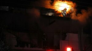 Πυρκαγιά σε επιχείρηση στο Περιστέρι: Ένα άτομο μεταφέρθηκε με αναπνευστικά στο νοσοκομείο "Σισμανόγλειο"