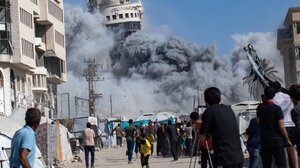 Υπό τους βομβαρδισμούς του Ισραήλ στην πόλη της Γάζας, ο θάνατος ή η δύσκολη έξοδος