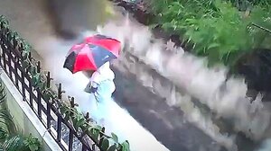  Τοίχος κατέρρευσε δίπλα σε γυναίκα - Γλυτωσε στο... τσακ!