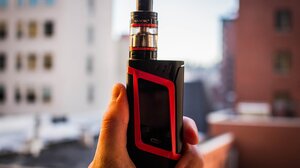 Άτμισμα: Πόσο επικίνδυνο είναι για δόντια και ούλα;