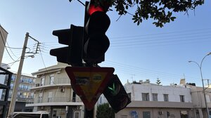 Φανάρια σε "αποσύνθεση": Σαπισμένα, σπασμένα και επικίνδυνα στην πόλη 