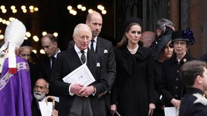 Ο Βασιλιάς Κάρολος έγινε ο πρώτος Βρετανός μονάρχης που παρακολούθησε καθολική κηδεία εδώ και τέσσερις αιώνες