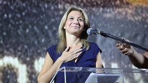 Η Καρυστιανού που καταγγέλλει όλους αλλά την καρέκλα δεν την αφήνει!