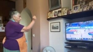 Viral γιαγιά στο Tik Tok που ξεμάτιαζε την Εθνική: «Τον Γιάννη, τον Κώστα…» 