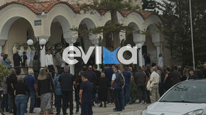 Βαθιά οδύνη στην κηδεία του 20χρονου ναυτικού που σκοτώθηκε στο Blue Star Chios