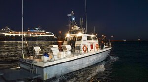 Αλιευτικό σκάφος έπεσε σε βράχια στον Θερμαϊκό!