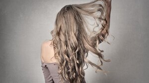 Τέσσερις μύθοι για την περιποίηση των μαλλιών που καταρρίπτουν οι ειδικοί