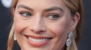 Εκθαμβωτική η Μάργκοτ Ρόμπι στο κόκκινο χαλί της ταινίας «A Big Bold Beautiful Journey»