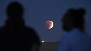 Εντυπωσιακές εικόνες από το "ματωμένο φεγγάρι" και την έκλειψη σελήνης